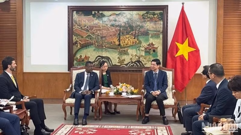 Séance de travail entre le vice-ministre vietnamien de la Culture, des Sports et du Tourisme, Ho An Phong (au milieu, à droite), et le ministre des Affaires étrangères, des Affaires internationales, du Commerce et de l'Énergie du Commonwealth de la Dominique, Vince Henderson, le 28 mai à Hanoi. Photo : NDEL