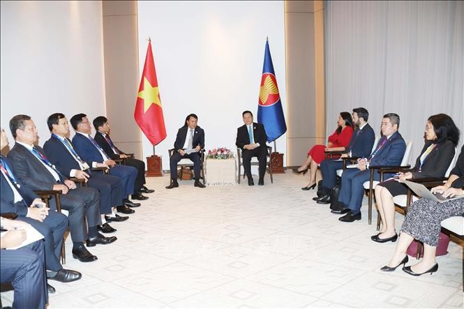 Le général de corps d'armée Luong Tam Quang, membre du Bureau politique et ministre de la Sécurité publique (gauche) rencontre le secrétaire général de l'ASEAN, Kao Kim Hourn, le 28 août à Vientiane. Photo : VNA.