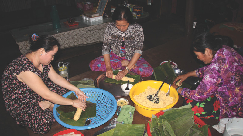 Une famille dans la province de Hâu Giang (delta du Mékong) prépare des banh tet. Photo : VNA.