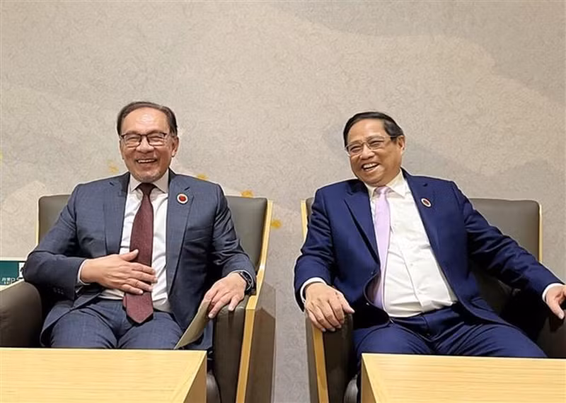 Le PM vietnamien, Pham Minh Chinh (à droite) et son homologue malaisien, Anwar Ibrahim. Photo : VNA. Le PM vietnamien, Pham Minh Chinh (à droite) et son homologue malaisien, Anwar Ibrahim. Photo : VNA.