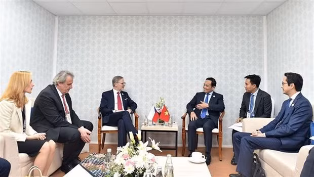 Le Vice-PM vietnamien Trân Luu Quang (au centre, à droite) rencontre le PM tchèque Petr Fiala. Photo : VNA.