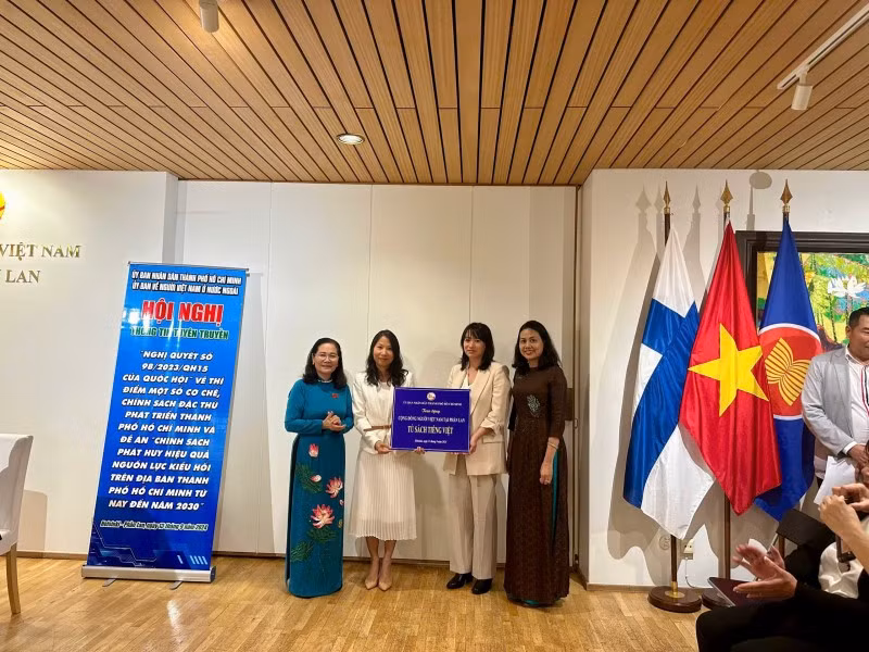 Les autorités de Hô Chi Minh-Ville remettent des livres en langue vietnamienne à BiziVietNam, une organisation de promotion de la langue, de la culture et de la coopération du Vietnam en Finlande, avec le souhait de créer une bibliothèque vietnamienne dans ce pays nordique. Photo : thoidai.