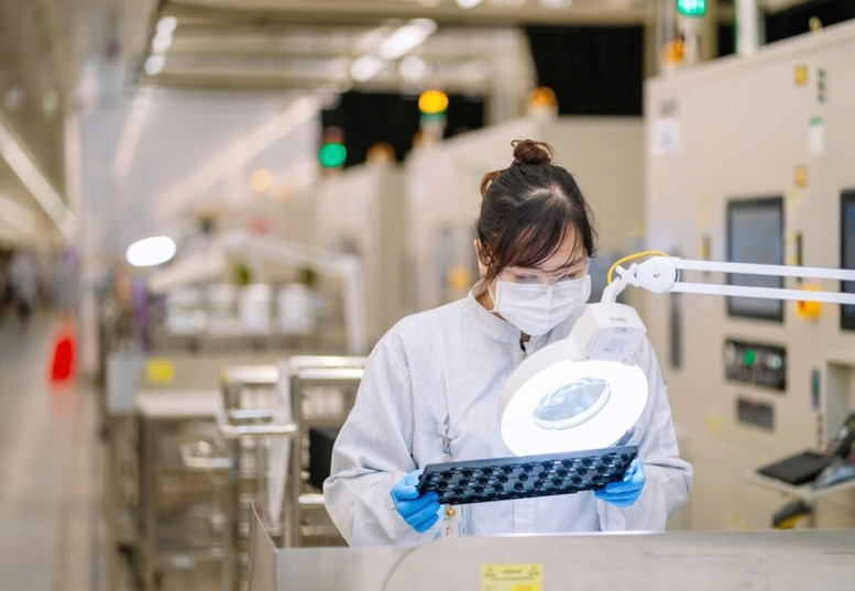 Une ouvrière travaille dans l’usine d’assemblage et de test de circuits électroniques de la Sarl Intel Products Vietnam. Photo: Intel Products Vietnam