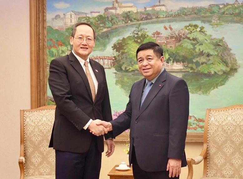 Le vice-Premier ministre Nguyen Chi Dung (droite) et le 2e ministre singapourien du Commerce et de l'Industrie, Tan See Leng. Photo : VNA 