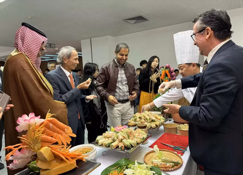 Les visiteurs ont l’occasion de déguster plusieurs spécialités culinaires vietnamiennes à travers des ateliers de cuisine. Photo : Ambassade du Vietnam en Arabie Saoudite.