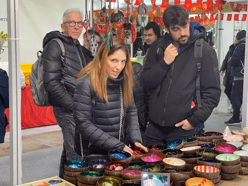 Dès les premiers jours de la foire, le pavillon vietnamien a attiré un grand nombre de visiteurs, contribuant à promouvoir l’image, la culture et la gastronomie du Vietnam auprès des amis étrangers. Photo : P.OCDL