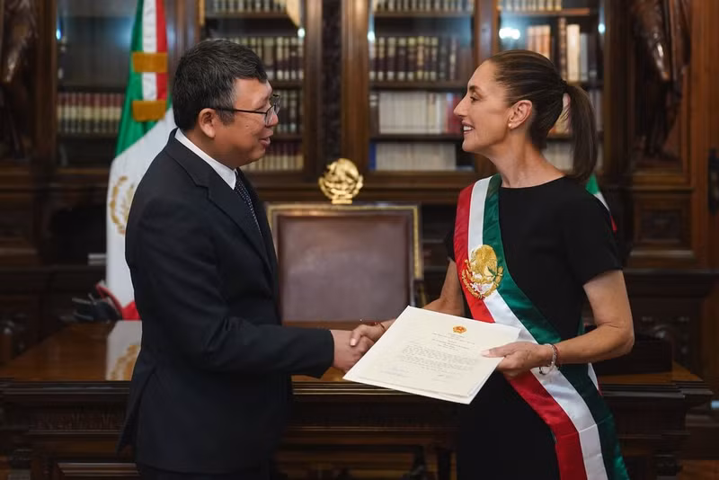 L'ambassadeur du Vietnam au Mexique, Nguyên Van Hai (à gauche), présente ses lettres de créance du président Luong Cuong à la présidente mexicaine Claudia Sheinbaum. Photo : Ambassade du Vietnam au Mexique