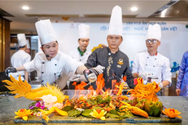 Dans les temps à venir, Da Nang se concentrera sur l’amélioration de la qualité de ses services et la diversification de ses produits touristiques, tout en accordant une grande priorité au développement de la cuisine locale dans le but de faire des produits et services culinaires un produit touristique unique et de haute qualité. Photo : VOV.