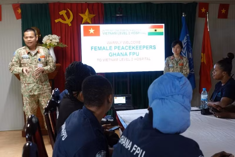 Après l’examen de santé, les responsables de l’hôpital de campagne du Vietnam ont eu un échange avec les policières ghanéennes sur les traditions, le rôle, la position et l’importance de la police populaire dans le cœur du peuple vietnamien. Photo: Hôpital de campagne de niveau 2 n° 5