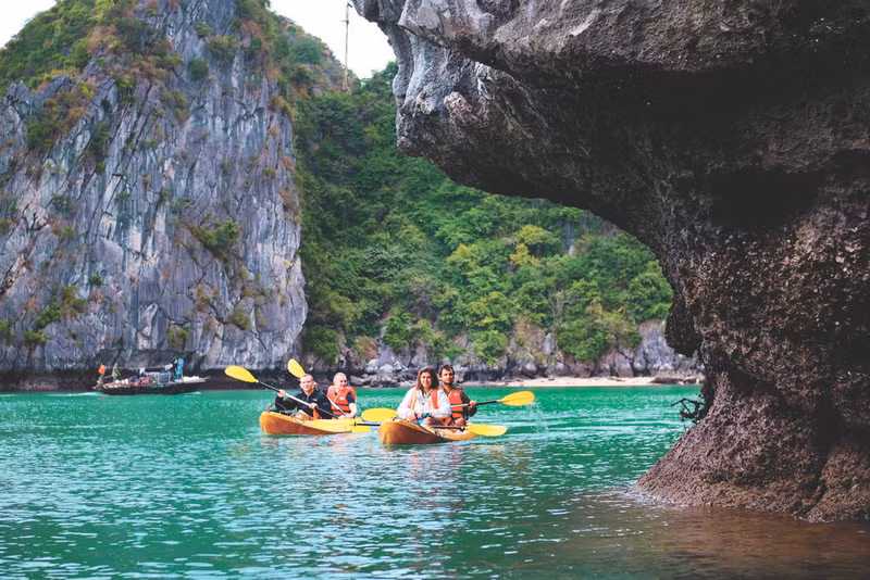 Pratique du kayak dans la baie de Lan Ha à Cát Bà.