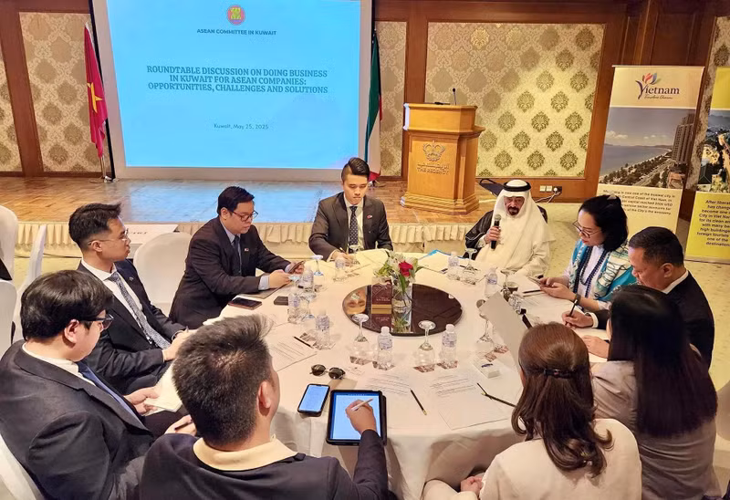 Le forum d’affaires Vietnam – Koweït, qui réunit de nombreuses entreprises des deux pays et de celles de l'ASEAN, a pour but de chercher les solutions énergiques visant à promouvoir une coopération plus étroite et plus efficace entre la communauté d’affaires. Photo : Ambassade du Vietnam au Koweït.