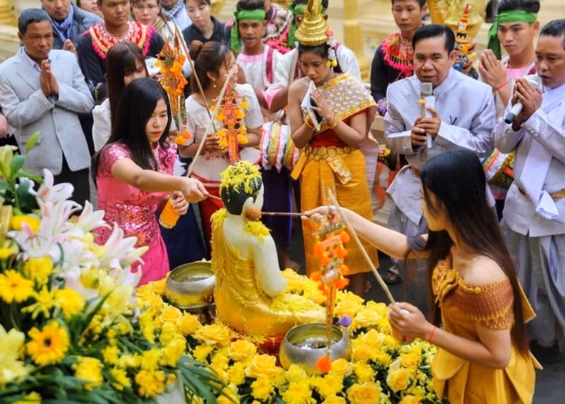 Le rituel de verser de l’eau sur la statue de Bouddha pendant la fête Chol Chnam Thmay des Khmers. Photo : VNA.