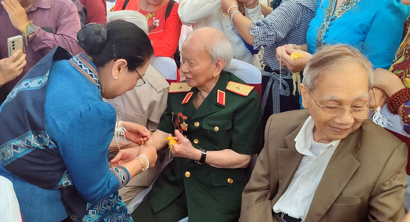 Le Bunpimay est une bonne occasion pour souhaiter la paix et la prospérité aux Laotiens et aux peuples du monde entier, a souligné le général de division Huynh Dac Huong (2e à droite), ancien chef de la délégation de volontaires et d’experts militaires vietnamiens en mission au Laos. Photo : thoidai.com.vn.