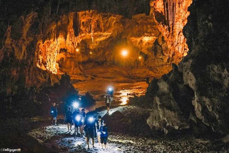 Située à seulement 4 km des chutes de Ban Giôc, la grotte de Nguom Ngao, qui signifie « la cave du Tigre » en langue Tày, est l’une des merveilles souterraines les plus impressionnantes de la province. D’une beauté sauvage et magnifique, cette grotte est remplie de stalactites et de stalagmites de formes et des tailles différentes.