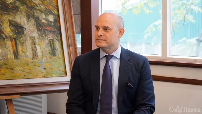 Selon Denzel Eades, président de l’Association des entreprises britanniques au Vietnam (Britcham), le Vietnam et le Royaume-Uni disposent d’un grand potentiel pour créer un nouvel élan à sa coopération dans différents domaines, dont le commerce, l'investissement et les énergies renouvelables. Photo : congthuong.vn. Selon Denzel Eades, président de l’Association des entreprises britanniques au Vietnam (Britcham), le Vietnam et le Royaume-Uni disposent d’un grand potentiel pour créer un nouvel élan à sa coopération dans différents domaines, dont le commerce, l'investissement et les énergies renouvelables. Photo : congthuong.vn.