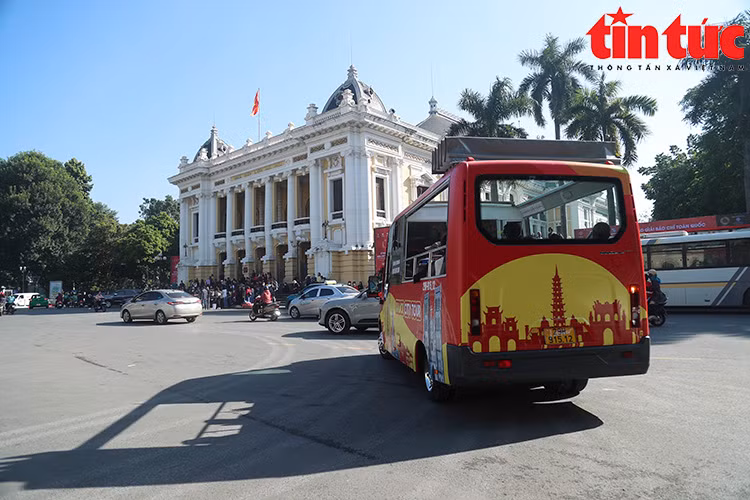 Les bus sont équipés d’audioguides en cinq langues : vietnamien, anglais, japonais, chinois et coréen, permettant de fournir aux touristes des informations générales sur les sites et monuments célèbres de Hanoi.