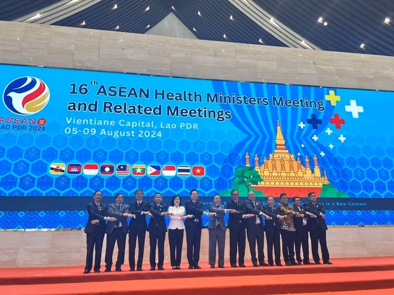 La ministre vietnamienne de la Santé, Dao Hong Lan (en blanc), à la 16e réunion des ministres de la Santé de l'ASEAN et aux conférences connexes tenues à Vientiane, du 7 au 9 août. Photo: VNA. 