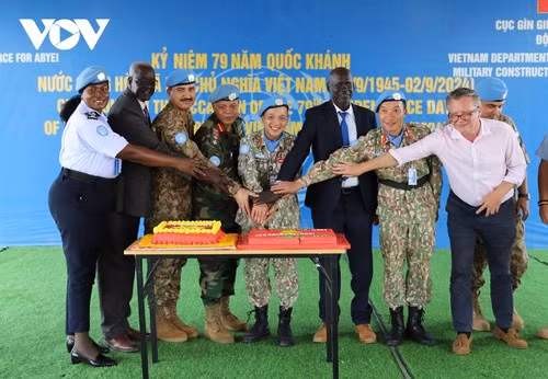 Les casques bleus vietnamiens et les invités internationaux. Photo : VOV.