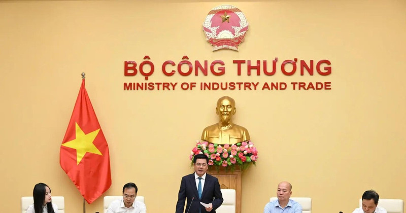 Le ministre vietnamien de l'Industrie et du Commerce, Nguyen Hong Dien, prend la parole lors de la conférence. Photo: VNA