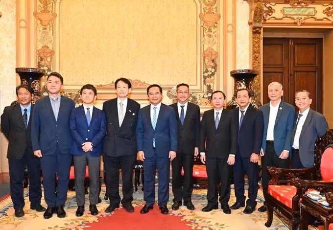 Lors de la rencontre entre le président du Comité populaire de Hô Chi Minh-Ville, Nguyen Van Duoc, et le professeur Natsume Nagato, consul honoraire du Vietnam à Nagoya (dans la préfecture japonaise d'Aichi), le 26 mars à Hô Chi Minh-Ville. Photo : Viet Dung
