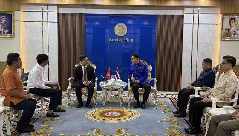 Rencontre entre le consul général du Vietnam à Khon Kaen (Thaïlande), Dinh Hoang Linh, et le gouverneur de la province de Buriram, Piya Pijnam. Photo : baoquocte.vn