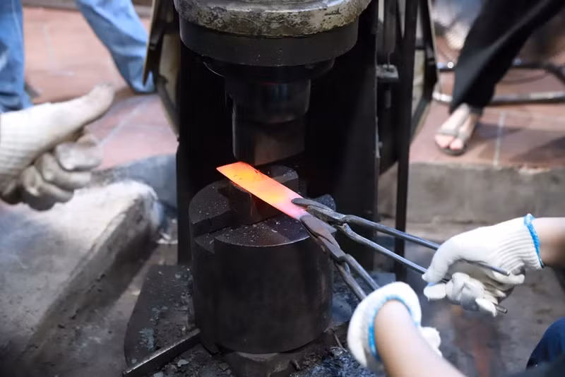 Un circuit unique pour découvrir le village des forgerons de Da Sy ảnh 4