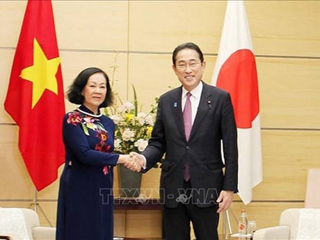 La membre du Bureau politique, Permanente du secrétariat du Comité central du PCV, présidente de la Commission de l’Organisation du Comité central du PCV Truong Thi Mai, et le Premier ministre japonais Fumio Kishida. Photo : VNA.