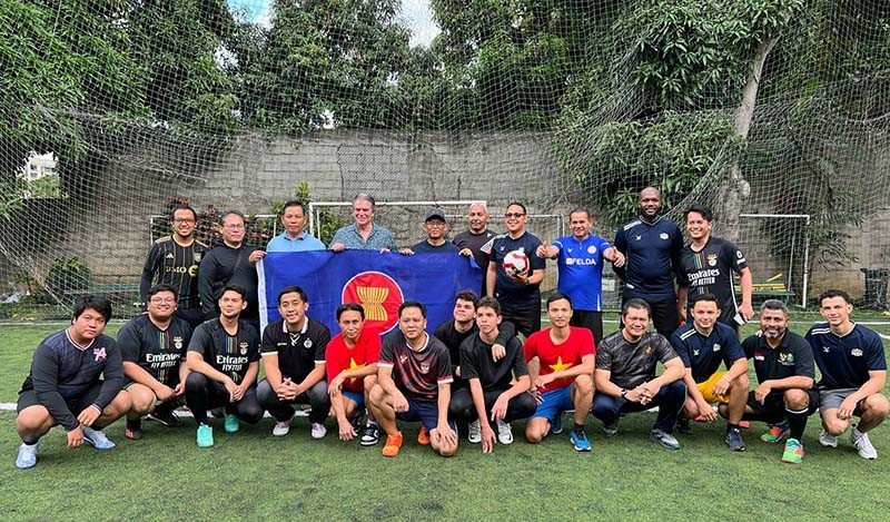 Le tournoi amical de football ASEAN – CARICOM 2024 réunit la participation des équipes de football amateur venues des ambassades des pays de l'ASEAN et celles des Caraïbes. Photo: baoquocte.vn.