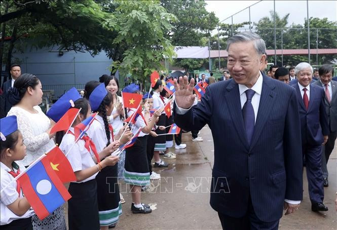 Le Président To Lam se rend à l'école bilingue Laos-Vietnam. Photo : VNA.