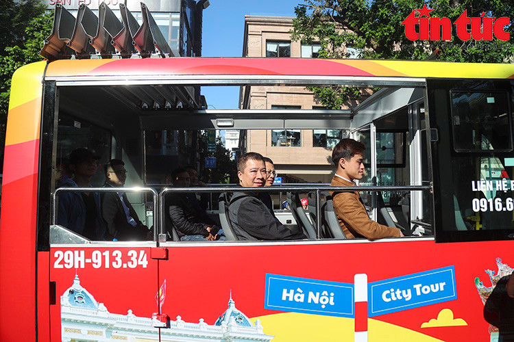 La ligne City Tour 03 ayant pour nom « Thang Long et ses sites pittoresques » utilise des minibus. Photo : VNA.