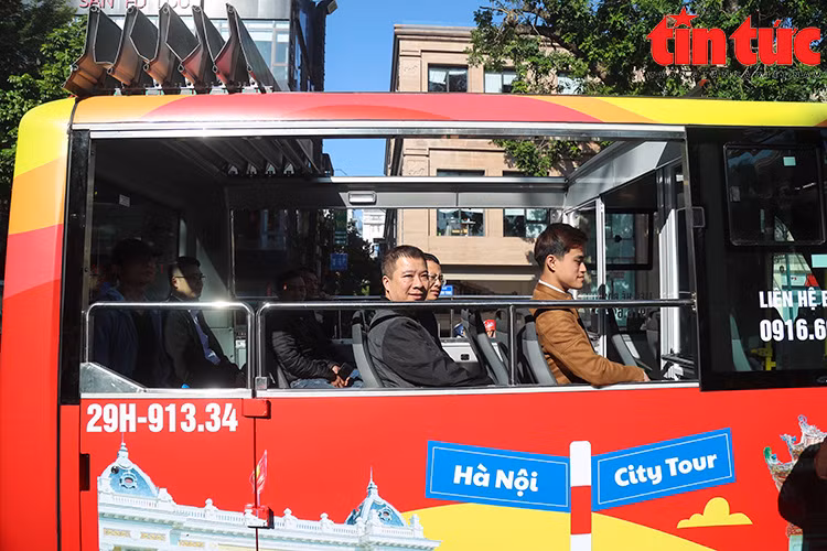 La ligne City Tour 03 ayant pour nom « Thang Long et ses sites pittoresques » utilise des minibus. Photo : VNA.