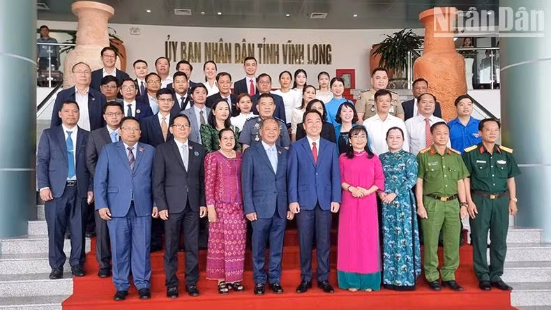 Les autorités de Vinh Long et de Banteay Meanchey ont affirmé leur détermination à approfondir les relations de bon voisinage, d’amitié traditionnelle et de coopération intégrale entre leurs provinces, ce qui contribuera à resserrer les liens spéciaux entre le Vietnam et le Cambodge, ainsi qu’entre les deux peuples. Photo : NDEL. Les autorités de Vinh Long et de Banteay Meanchey ont affirmé leur détermination à approfondir les relations de bon voisinage, d’amitié traditionnelle et de coopération intégrale entre leurs provinces, ce qui contribuera à resserrer les liens spéciaux entre le Vietnam et le Cambodge, ainsi qu’entre les deux peuples. Photo : NDEL.