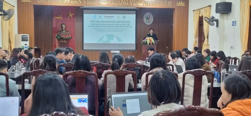 L'atelier de formation vise à promouvoir l’application des technologies avancées dans l’éducation, ainsi qu’à sensibiliser la communauté locale à l’importance de l’écosystème des zones humides et de la résilience au changement climatique. Photo : thoidai.vn.