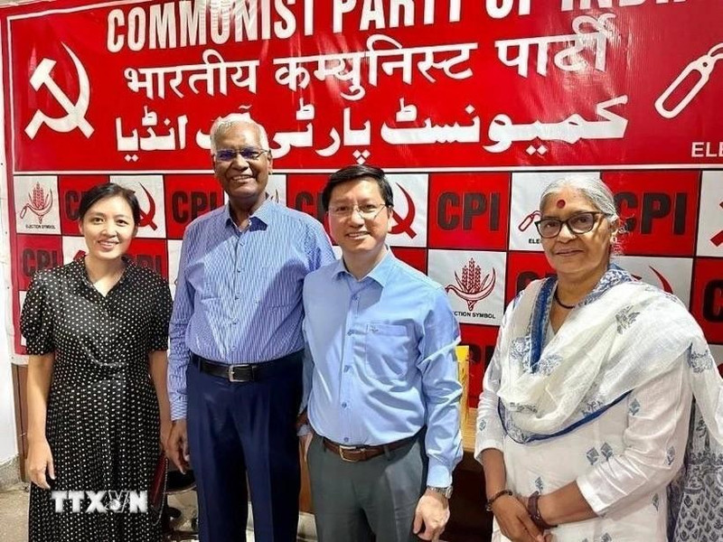 L'ambassadeur du Vietnam en Inde Nguyen Thanh Hai (2e à droite) et le secrétaire général du Parti communiste indien D. Raja (3e à droite) sur une photo de groupe dans le cadre de leur réunion à New Delhi le 17 juin. Photo : Ambassade du Vietnam en Inde.