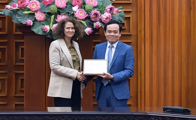 Le Vice-PM vietnamien Trân Luu Quang (à droite) et Carolyne Turk, directrice nationale de la Banque mondiale au Vietnam. Photo : baochinhphu.vn.