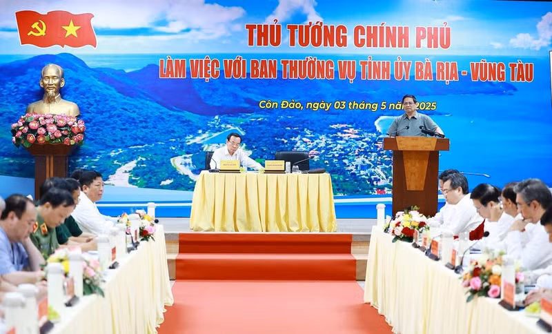 Le Premier ministre Pham Minh Chinh (debout) travaille avec la Permanence du Comité provincial du Parti de Bà Ria - Vung Tàu, le 3 mai dans son district insulaire de Côn Dao. Photo : VNA