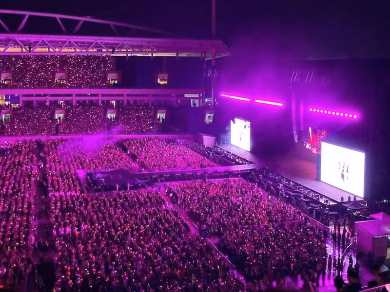 Le nombre de participants au concert du groupe BlackPink tenu les 29 et 30 juillet dernier au stade national de My Dinh est estimé à 70 000, dont 3 000 étrangers. Parmi les étrangers, ceux venus de Chine représentent la plus grande proportion, suivis de ceux en provenance du Canada, d’Australie, de Thaïlande, du Japon, de Malaisie, de République de Corée, de Singapour et des Philippines. Photo: baoquocte.vn.