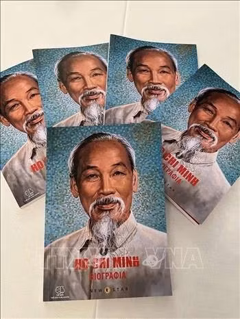 Une édition grecque de la biographie du Président Ho Chi Minh publiée à l'occasion de son 135e anniversaire ảnh 1 Une édition grecque de la biographie du Président Ho Chi Minh publiée à l'occasion de son 135e anniversaire ảnh 1