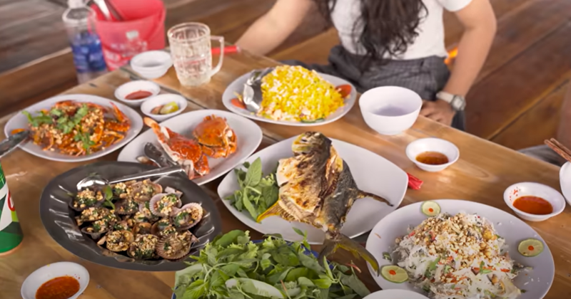 Un repas composé de produits de mer frais appréciés par Chad et Katie au restaurant flottant de Rach Vem, Phu Quoc. Photo: Vietnamnet 
