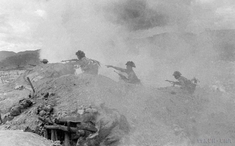 Nos unités d'assaut attaquent l'ennemi sur la colline A1. Photo d'archives : VNA.