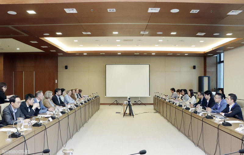 Vue générale de la séance de travail entre la vice-ministre vietnamienne des Affaires étrangères, Nguyên Minh Hang, et une délégation de haut niveau du P4G, le 11 avril à Hanoi. Photo : baoquocte.vn.