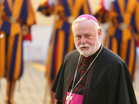 L'archevêque Paul Richard Gallagher, secrétaire du Saint-Siège pour les relations avec les États et les organisations internationales. Photo : cgvdt.vn.
