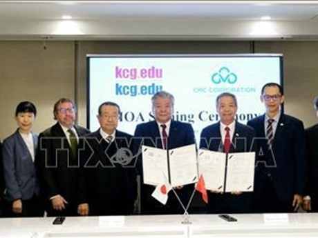 Échange de document de coopération entre CMC Corporation et l’institut Kyoto Computer Gakuin. Photo : VNA.