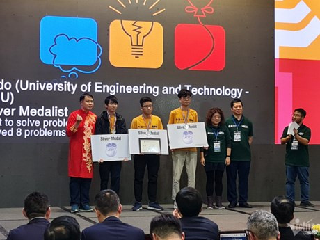 L'équipe Sudo issue de l’Ecole de technologie de l’Université nationale du Vietnam, Hanoï, a remporté la médaille d’argent au concours de programmation « The 2024 ICPC Asia Pacific Championship ». Photo : cand.com.vn.