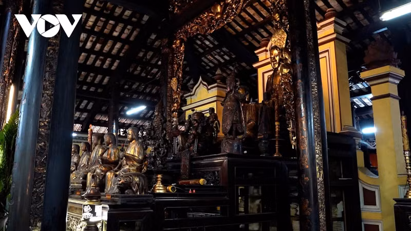 Sous le règne du vénérable Thich Vien Quang, en 1873, les moines et bronzes de la pagode Giac Lam se sont lancés dans les travaux d’imprimerie et de copie des textes bouddhiques, qui étaient gravés sur les tablettes de bois. Ils ont également traduit en « nôm » (écriture démotique vietnamienne) un certain nombre d’ouvrages bouddhistes. Photo : VOV.