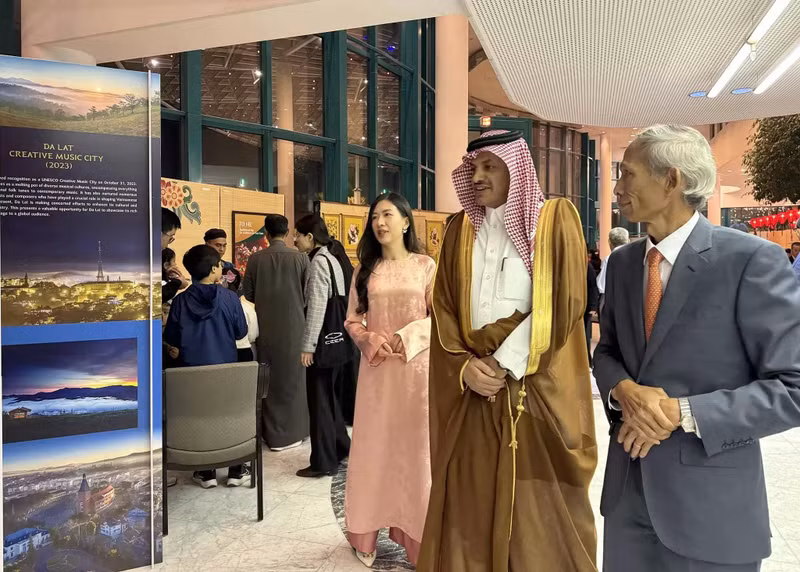L'ambassadeur vietnamien en Arabie Saoudite, Dang Xuan Dung (1er à droite) présente aux invités les sites vietnamiens inscrits au patrimoine mondial de l’UNESCO. Photo : Ambassade du Vietnam en Arabie Saoudite.