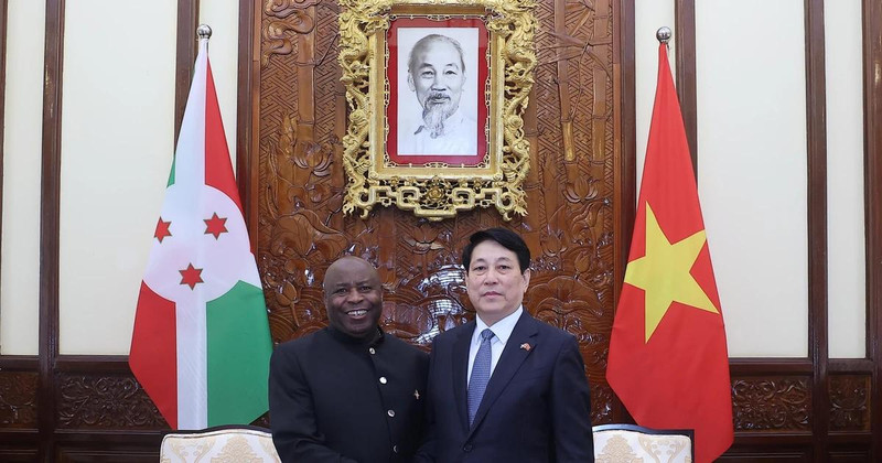 Le président vietnamien, Luong Cuong (droite) et le président du Burundi, Évariste Ndayishimiye. Photo : VNA. 
