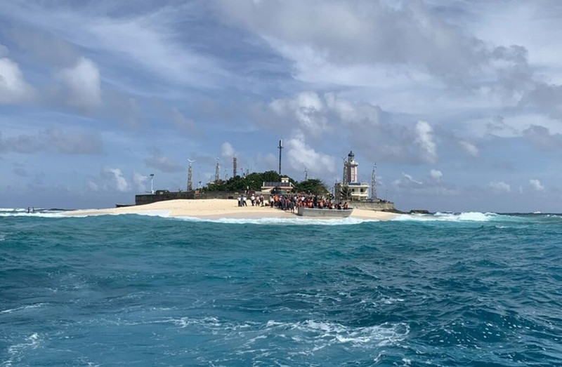 L'île se voit de loin comme un champignon émergeant de l'océan.
