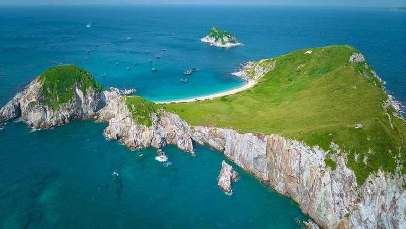 Située dans la province de Quang Ninh (au Nord-Est du Vietnam), l’île de Cô Tô est rapidement devenue l’une des destinations préférées des voyageurs en raison de sa beauté naturelle immaculée et de la haute qualité de ses produits touristiques. Photo : Centre d’information touristique du Vietnam.