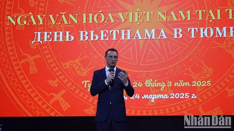 Selon le vice-gouverneur de l'oblast de Tioumen, Andrei Panteleev, la Journée culturelle vietnamienne à Tioumen est une bonne occasion pour les habitants de Tioumen de se renseigner sur la culture et les habitants du Vietnam, contribuant à la promotion de la coopération et des échanges culturels entre les deux pays et les deux peuples. Photo : NDEL